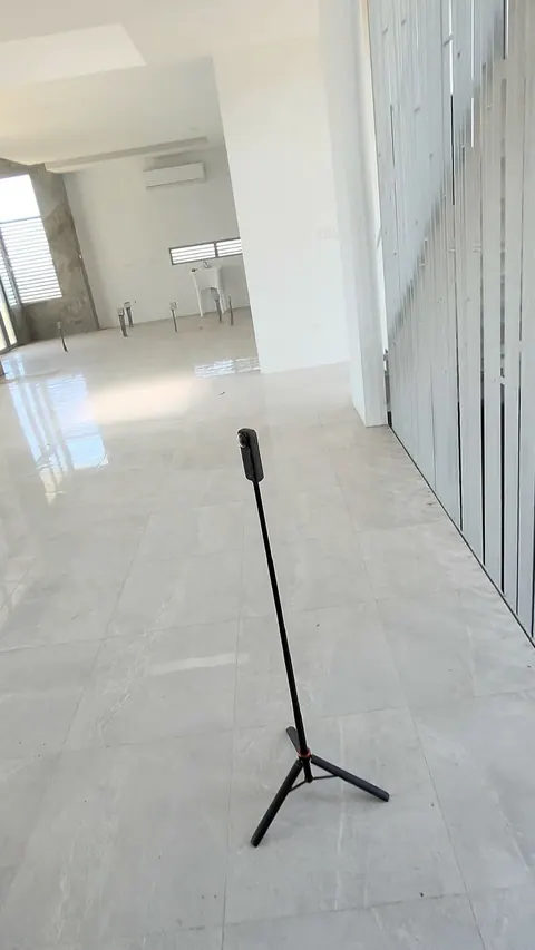 Cámara 360 sobre un trípode en el interior de una casa vacía